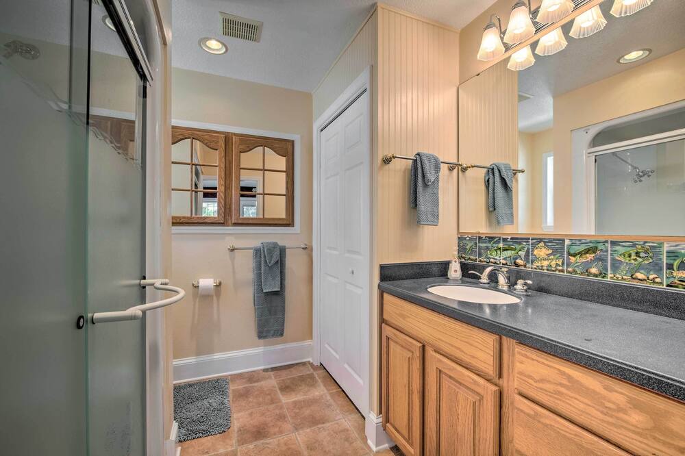 Photo of Bathroom in Yankeetown