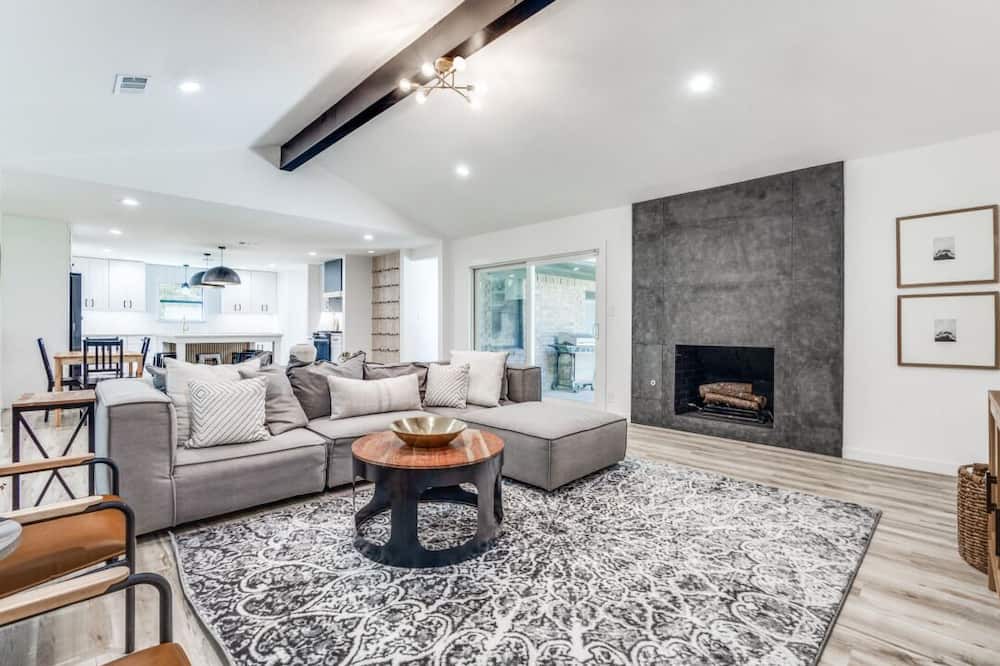 Photo of Livingroom in Grapevine