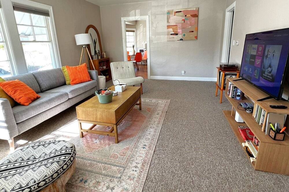 Photo of Livingroom in West Alameda