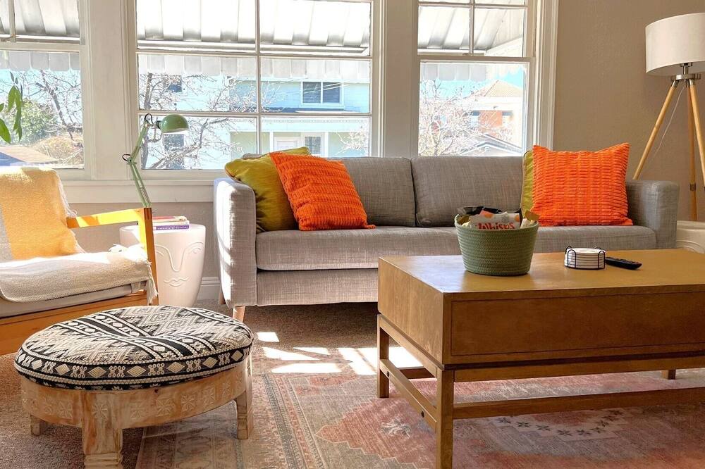 Photo of Livingroom in West Alameda