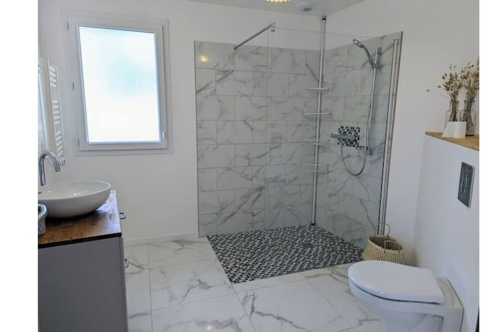 Photo of Bathroom in Lesperon