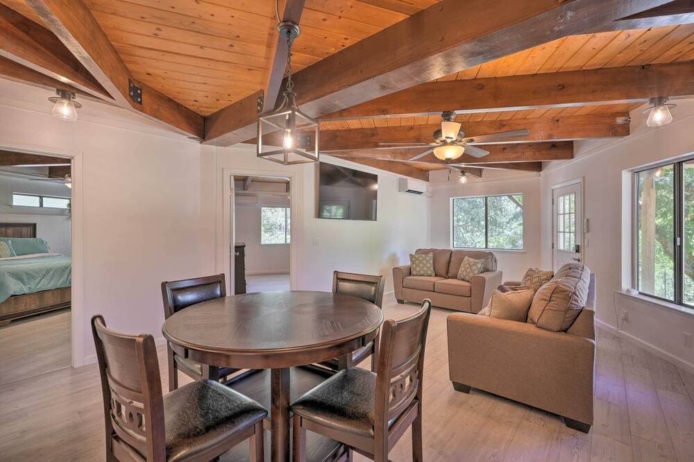 Photo of Livingroom in Apple Hill