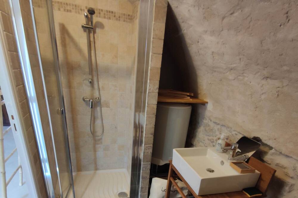 Photo of Bathroom in Saint-Hippolyte-du-Fort