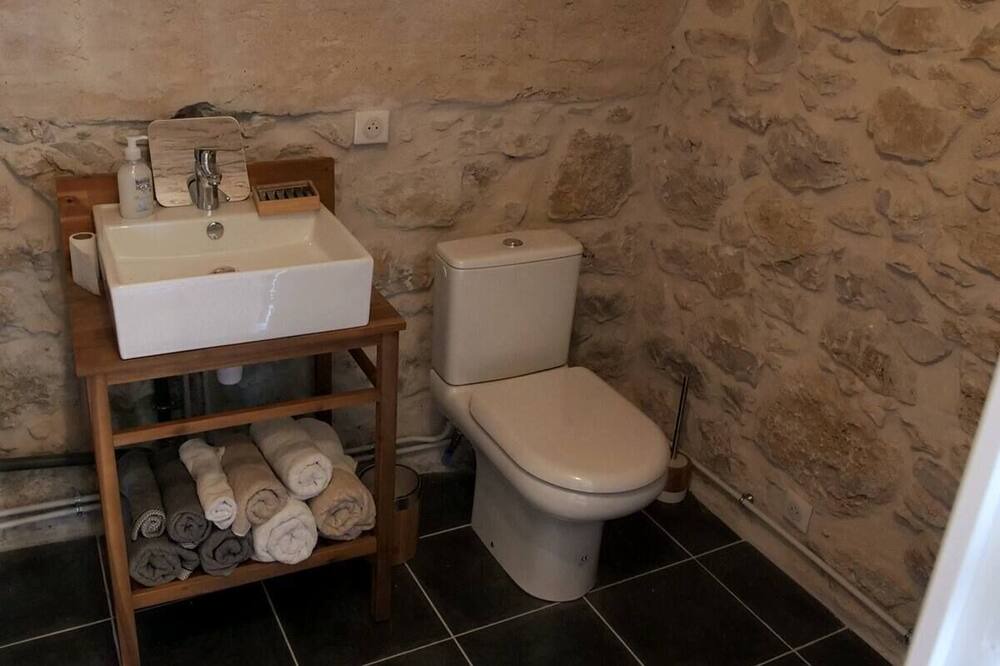 Photo of Bathroom in Saint-Hippolyte-du-Fort