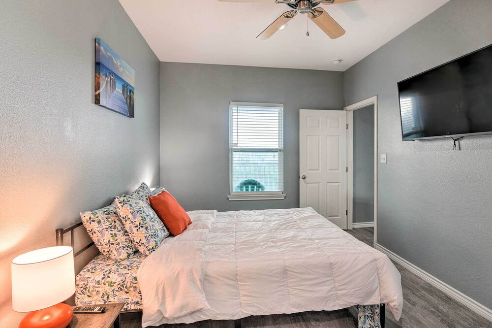Photo of Bedroom in Pirates Beach