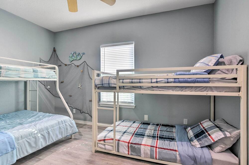 Photo of Bedroom in Pirates Beach