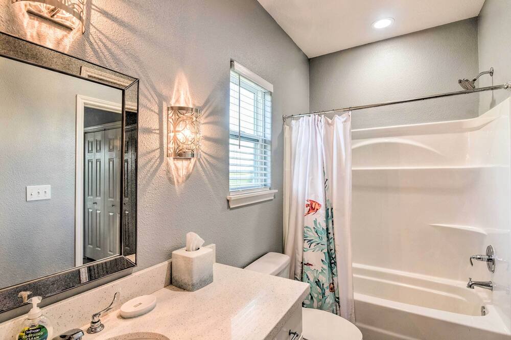 Photo of Bathroom in Pirates Beach