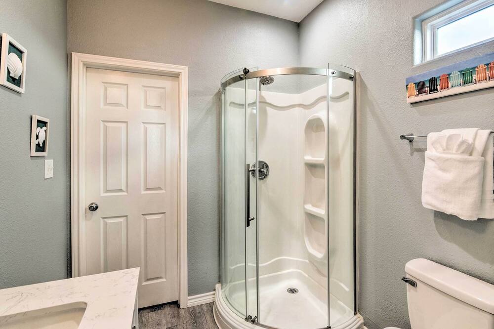 Photo of Bathroom in Pirates Beach