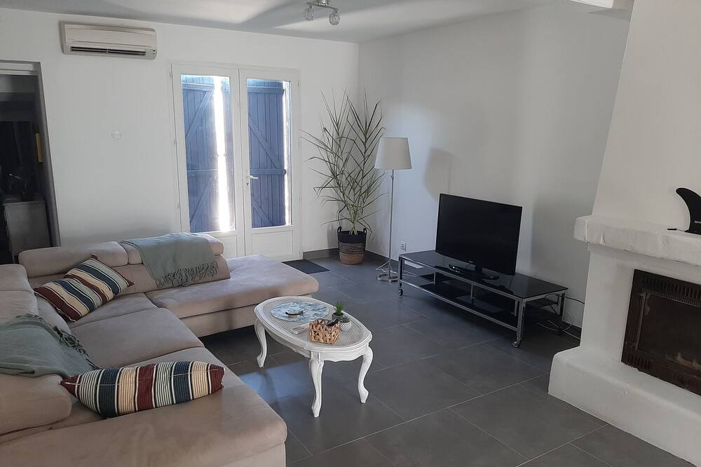 Photo of Livingroom in Saint-Nazaire-de-Pezan