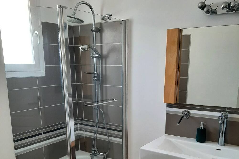 Photo of Bathroom in Saint-Nazaire-de-Pezan