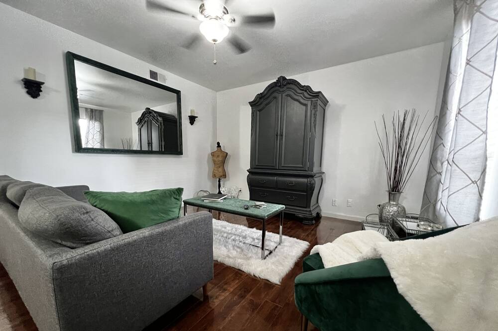Photo of Livingroom in Knox - Henderson