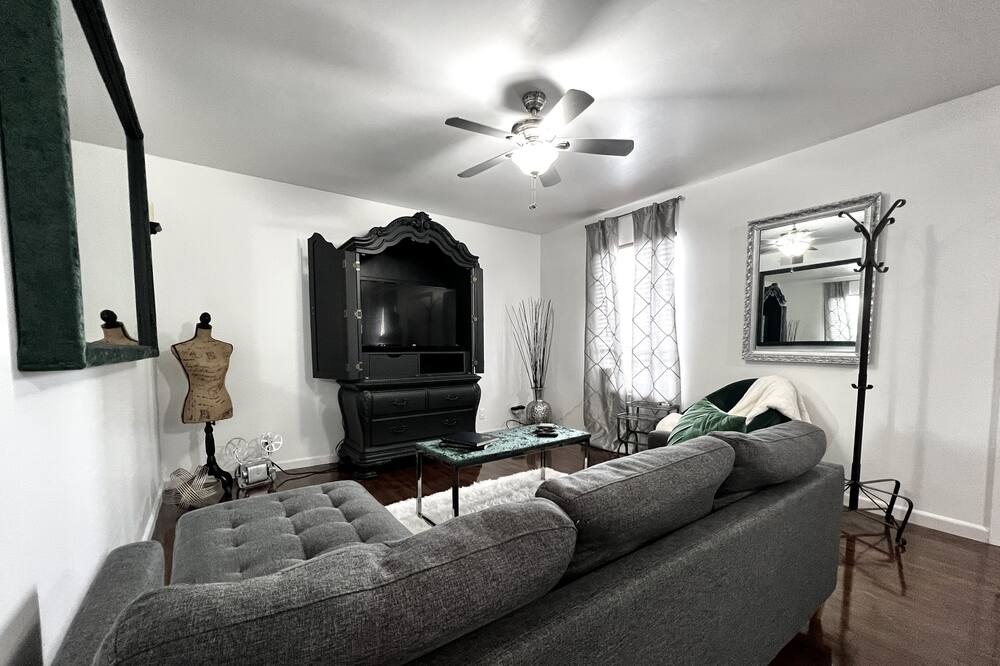 Photo of Livingroom in Knox - Henderson