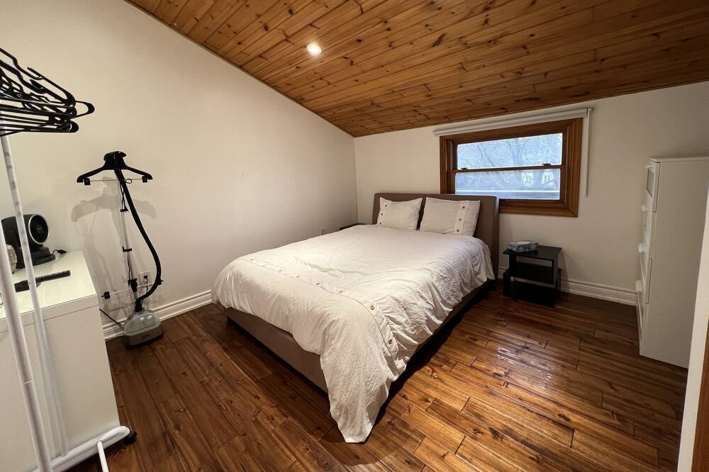 Photo of Bedroom in Alcona