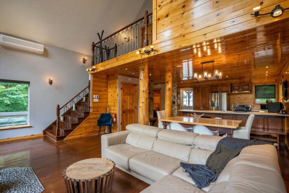Photo of Livingroom in Val-des-Lacs