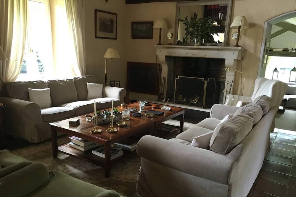 Photo of Livingroom in Savigny-Levescault