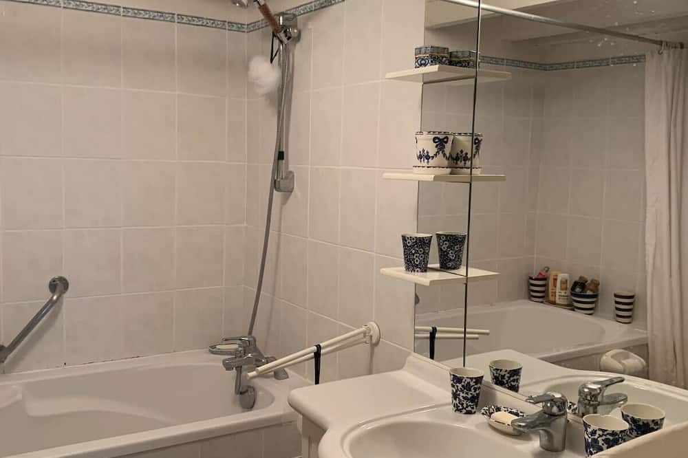 Photo of Bathroom in Savigny-Levescault