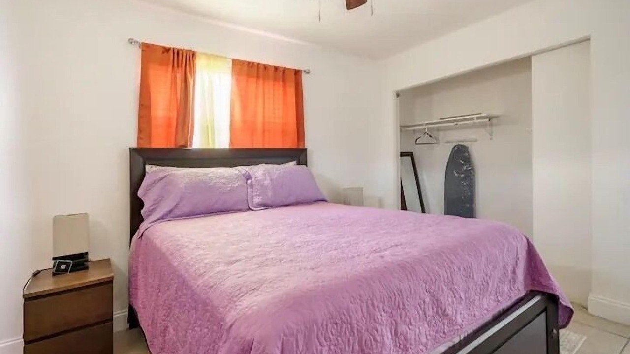 Photo of Bedroom in Oakland Park