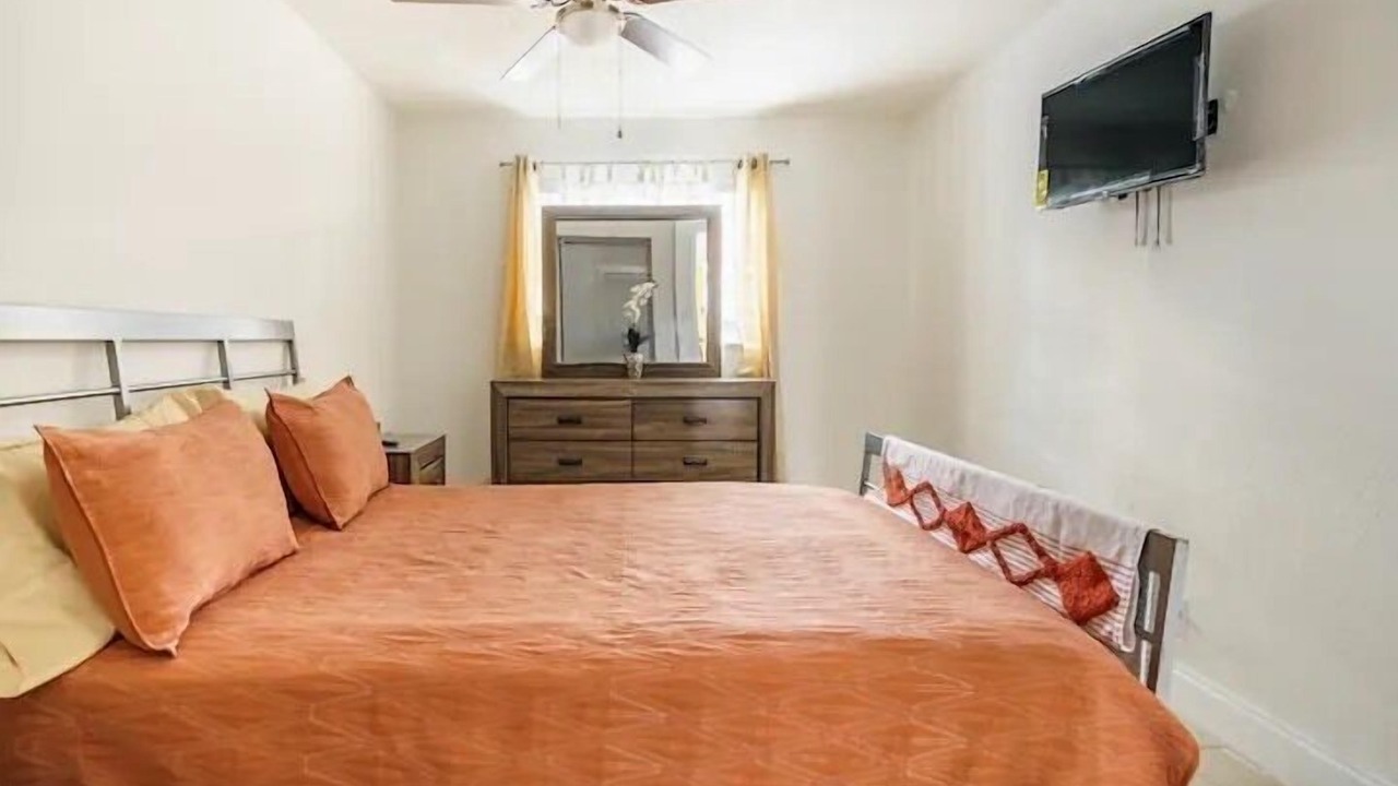 Photo of Bedroom in Oakland Park