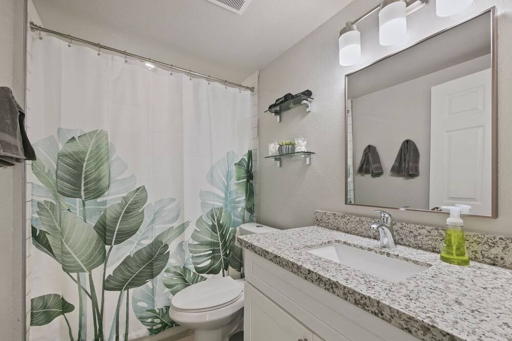Photo of Bathroom in North Oak Park