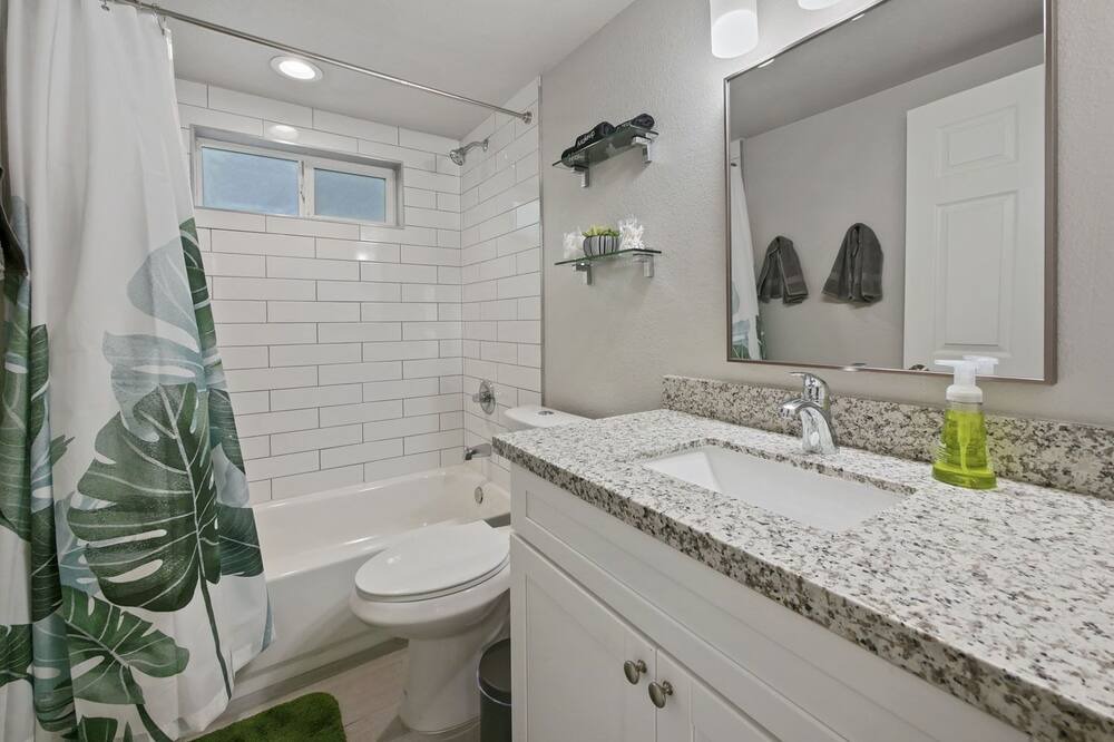 Photo of Bathroom in North Oak Park