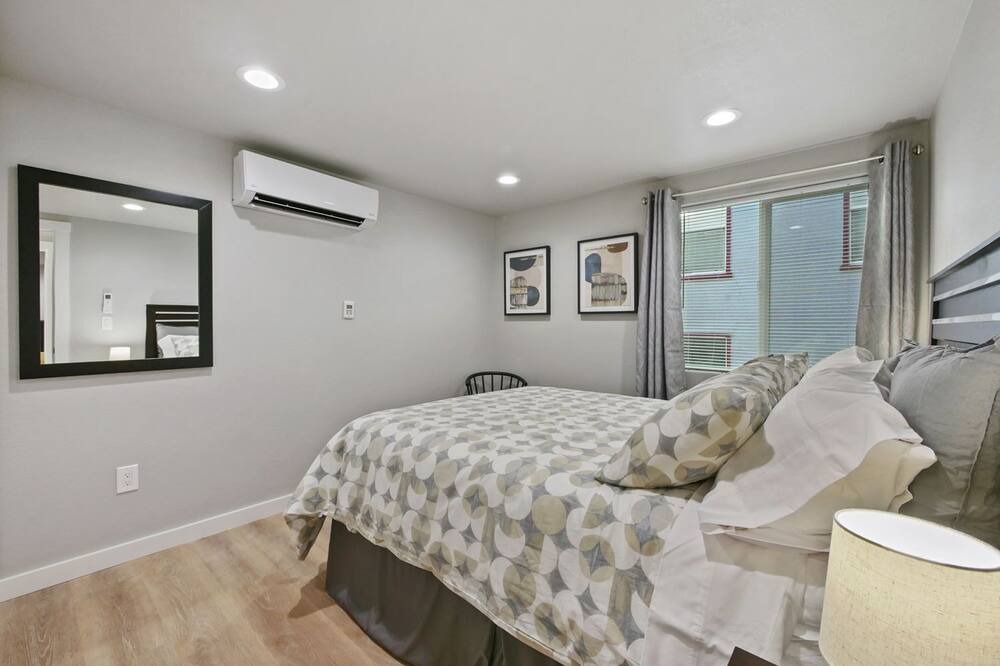 Photo of Bedroom in North Oak Park