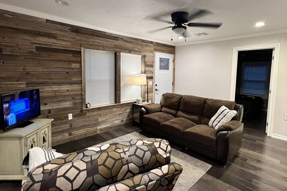 Photo of Livingroom in Ada