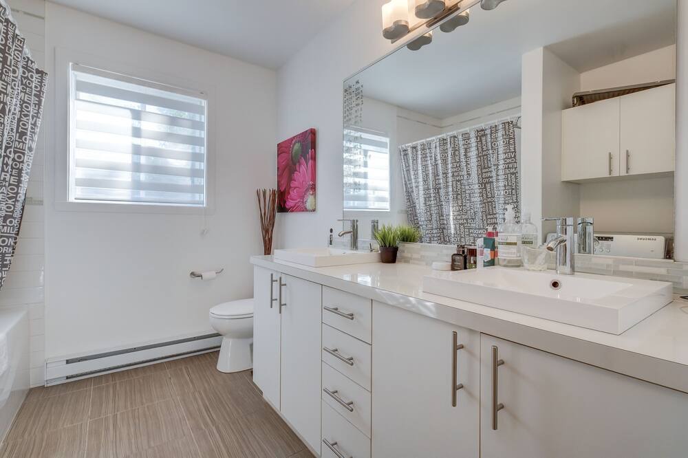 Photo of Bathroom in Longueuil