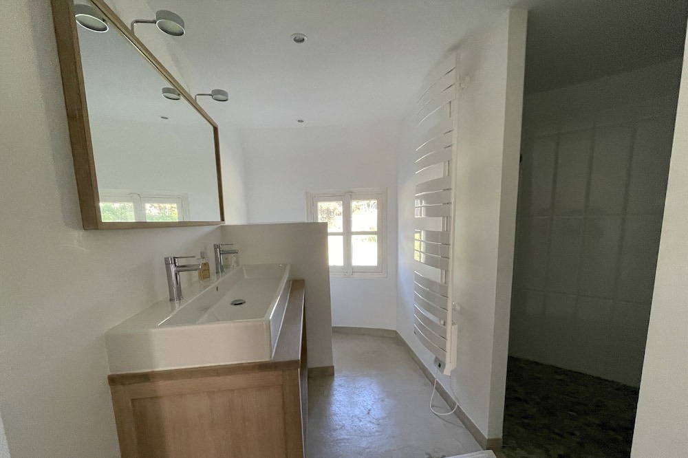 Photo of Bathroom in Saintes-Maries-de-la-Mer