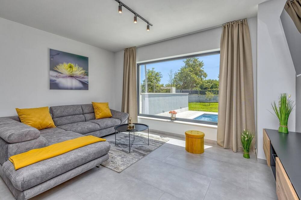 Photo of Livingroom in Tinjan