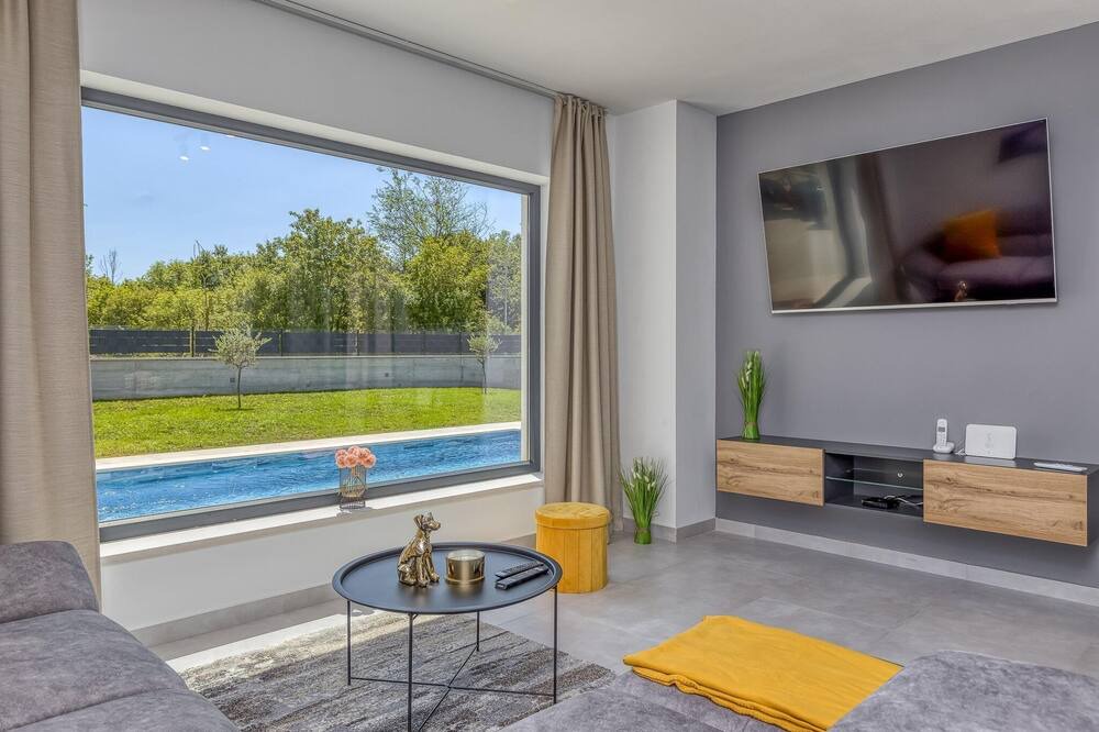 Photo of Livingroom in Tinjan