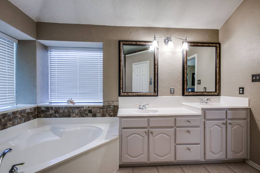 Photo of Bathroom in Allen