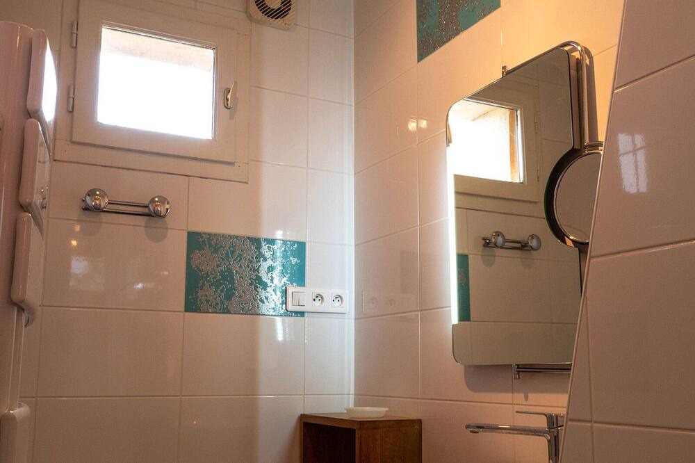Photo of Bathroom in Livinhac-le-Haut