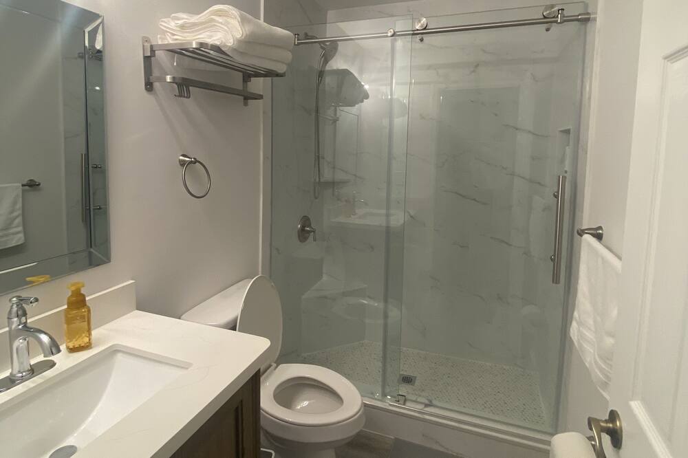 Photo of Bathroom in Central Oakland Park