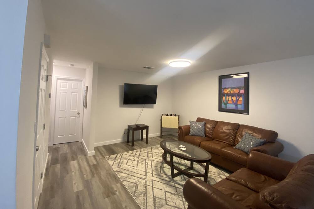 Photo of Livingroom in Central Oakland Park