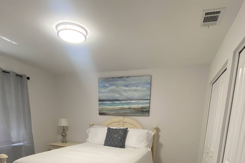 Photo of Bedroom in Central Oakland Park