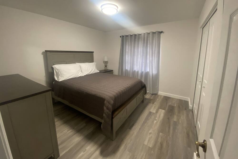 Photo of Bedroom in Central Oakland Park