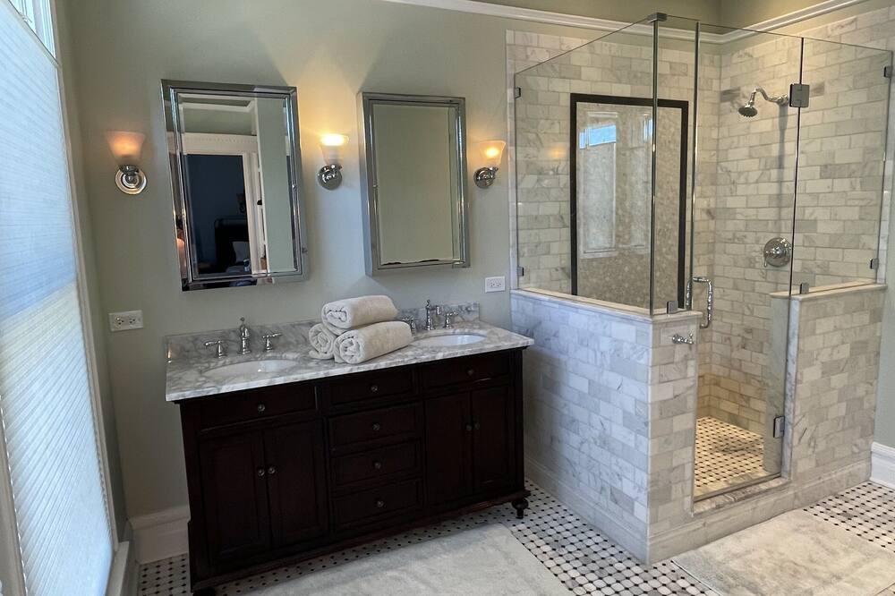 Photo of Bathroom in Oak Park
