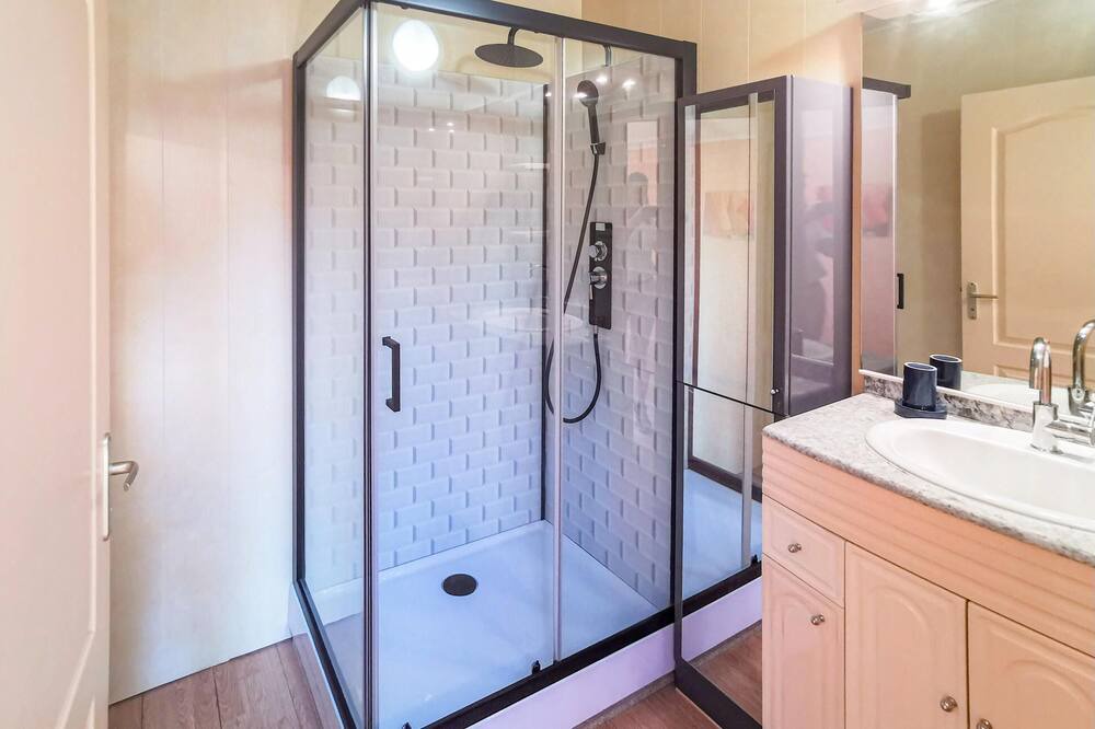 Photo of Bathroom in Saint-Julien-des-Landes