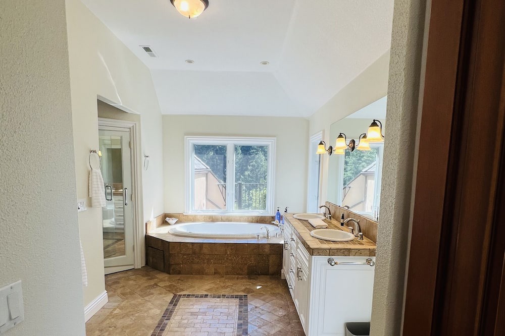 Photo of Bedroom in Saratoga