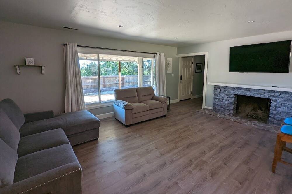 Photo of Livingroom in North Auburn