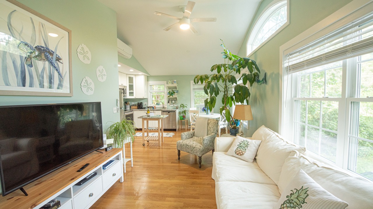 Photo of Livingroom in Saunderstown