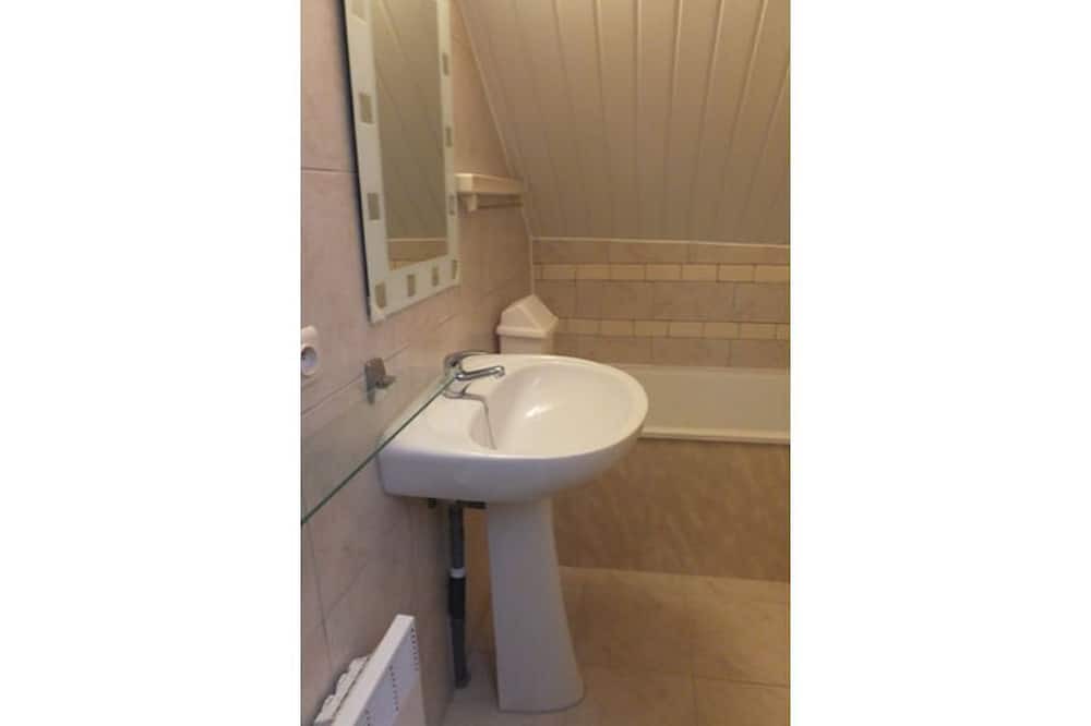 Photo of Bathroom in Yvre-le-Polin