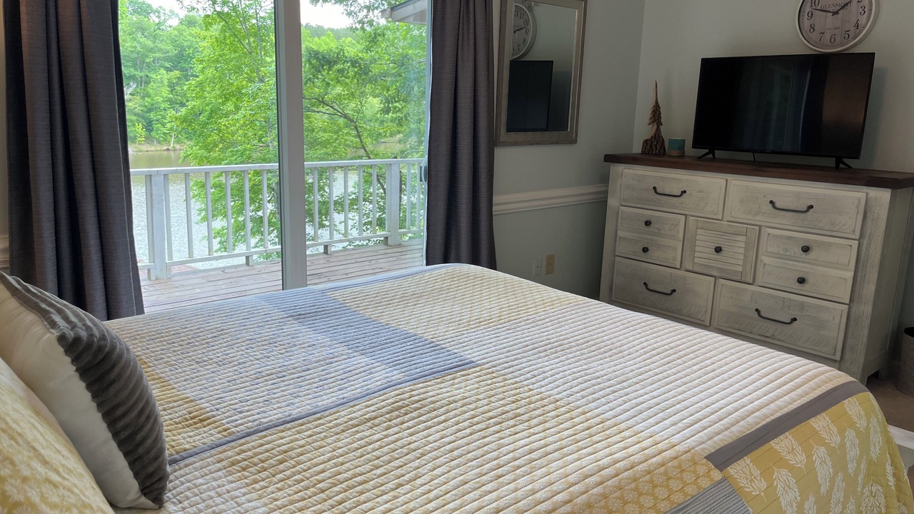 Photo of Bedroom in Leasburg
