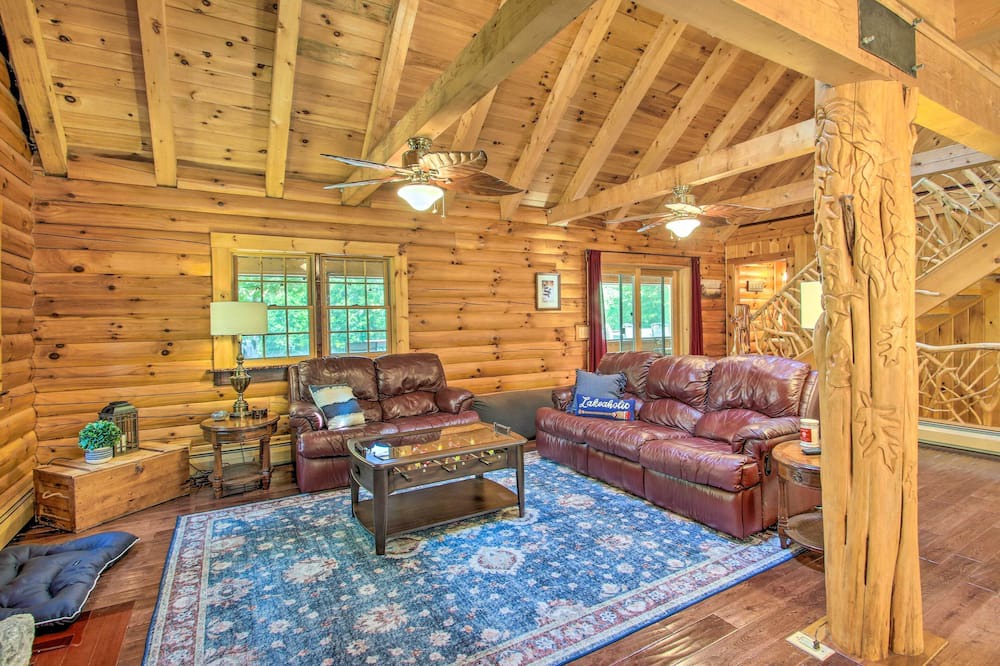 Photo of Livingroom in East Wakefield