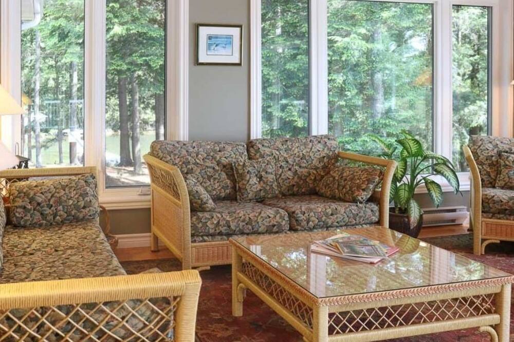 Photo of Livingroom in Algonquin Highlands