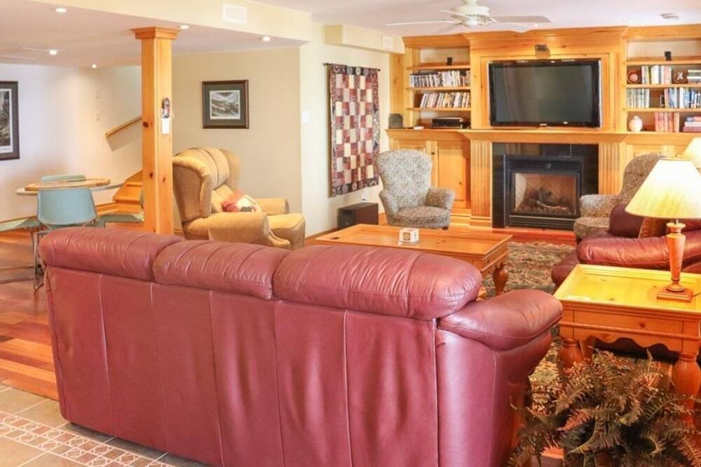 Photo of Livingroom in Algonquin Highlands