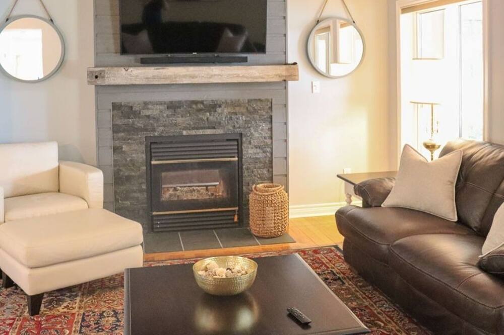 Photo of Livingroom in Algonquin Highlands