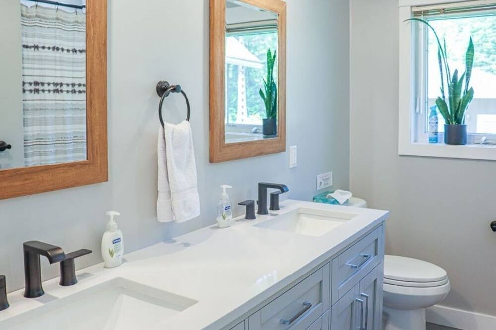 Photo of Bathroom in Algonquin Highlands