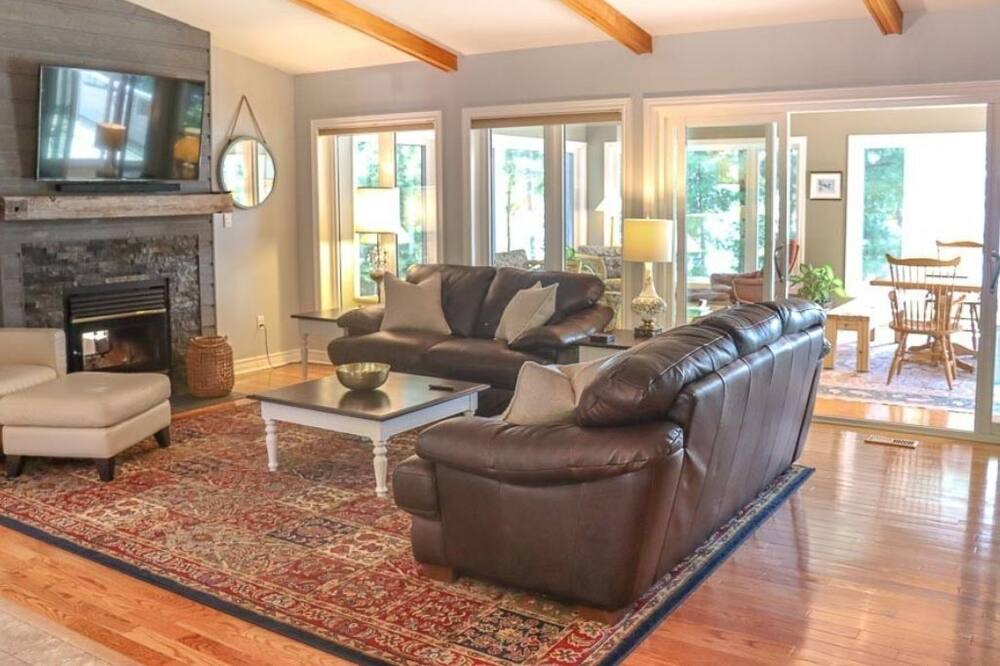 Photo of Livingroom in Algonquin Highlands
