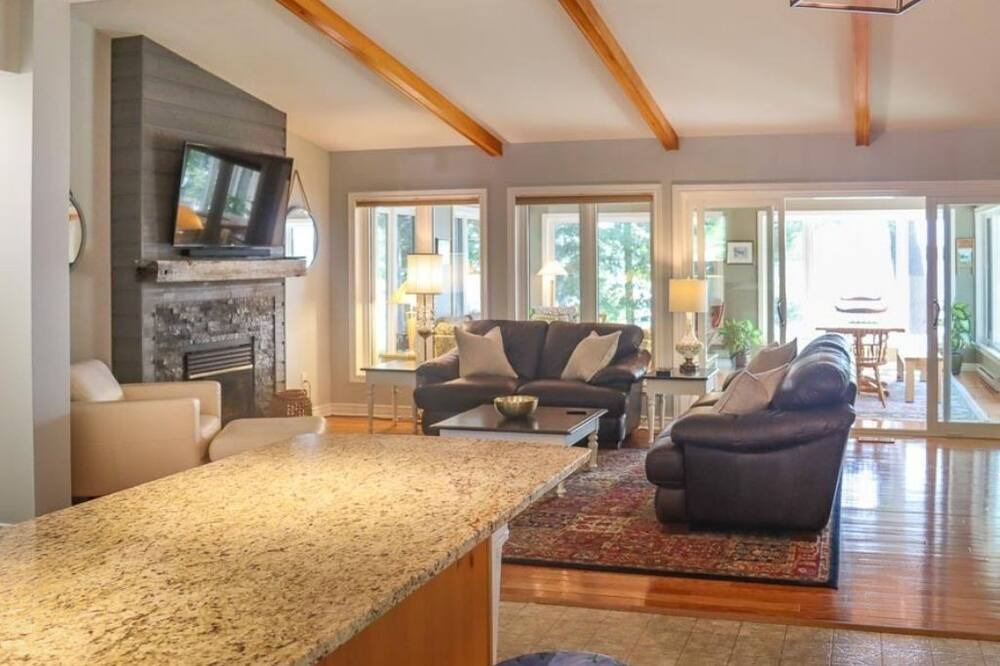 Photo of Livingroom in Algonquin Highlands